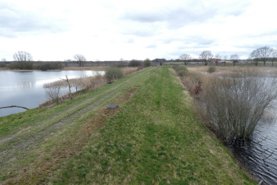 De dijk boven de tunnel